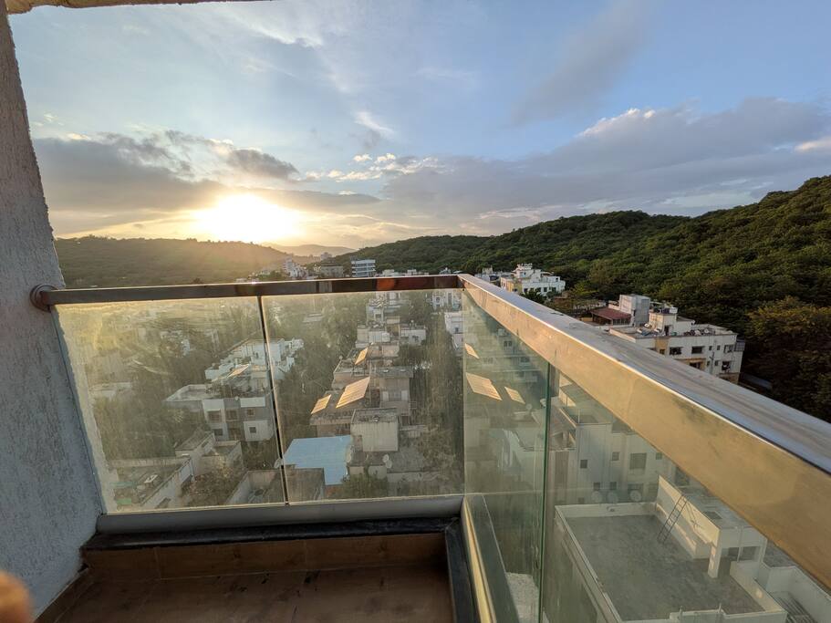 Modern Hill-View Studio • Work-Friendly • Pashan