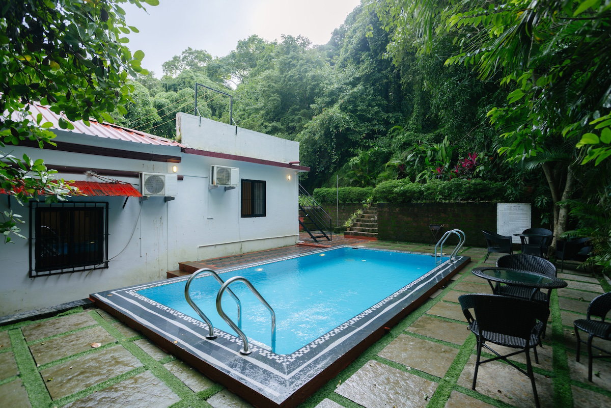 The 150 House Ucassaim with Pool by Da Alohas